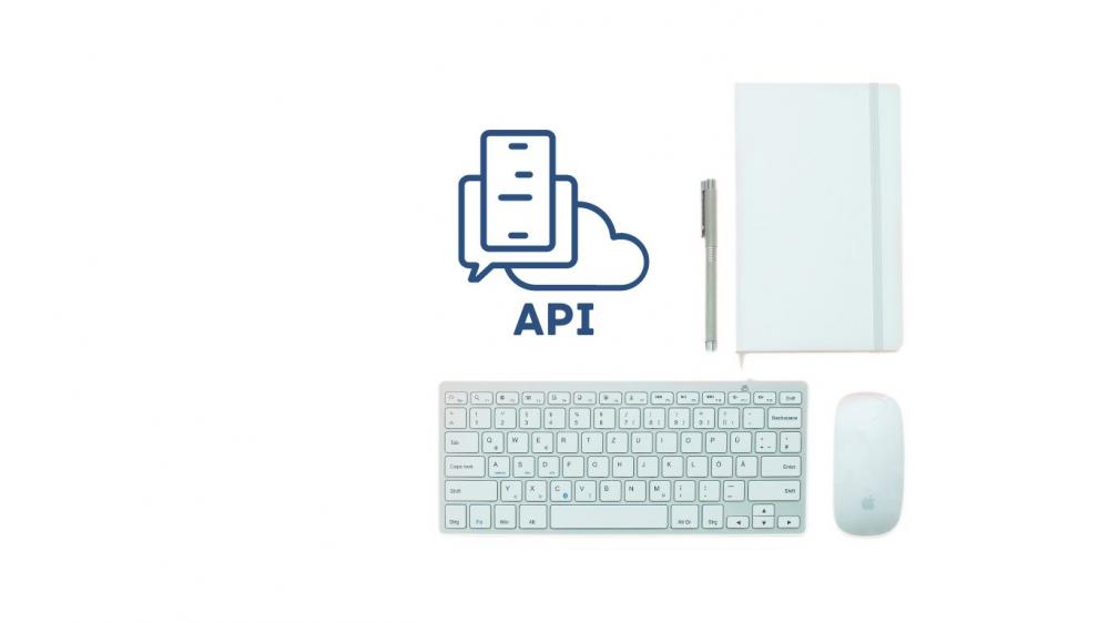 Sie sehen eine Tastatur, ein Notizbuch und einen Stift. Verbunden mit verschiedenen Systemen helfen unsere Schnittstellen und API Systeme Arbeitsprozesse zu optimieren.