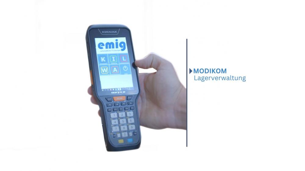 Man sieht ein MDE Gerät mit dem Lagerverwaltungsprogramm MODIKOM von Emig Datenverarbeitung.